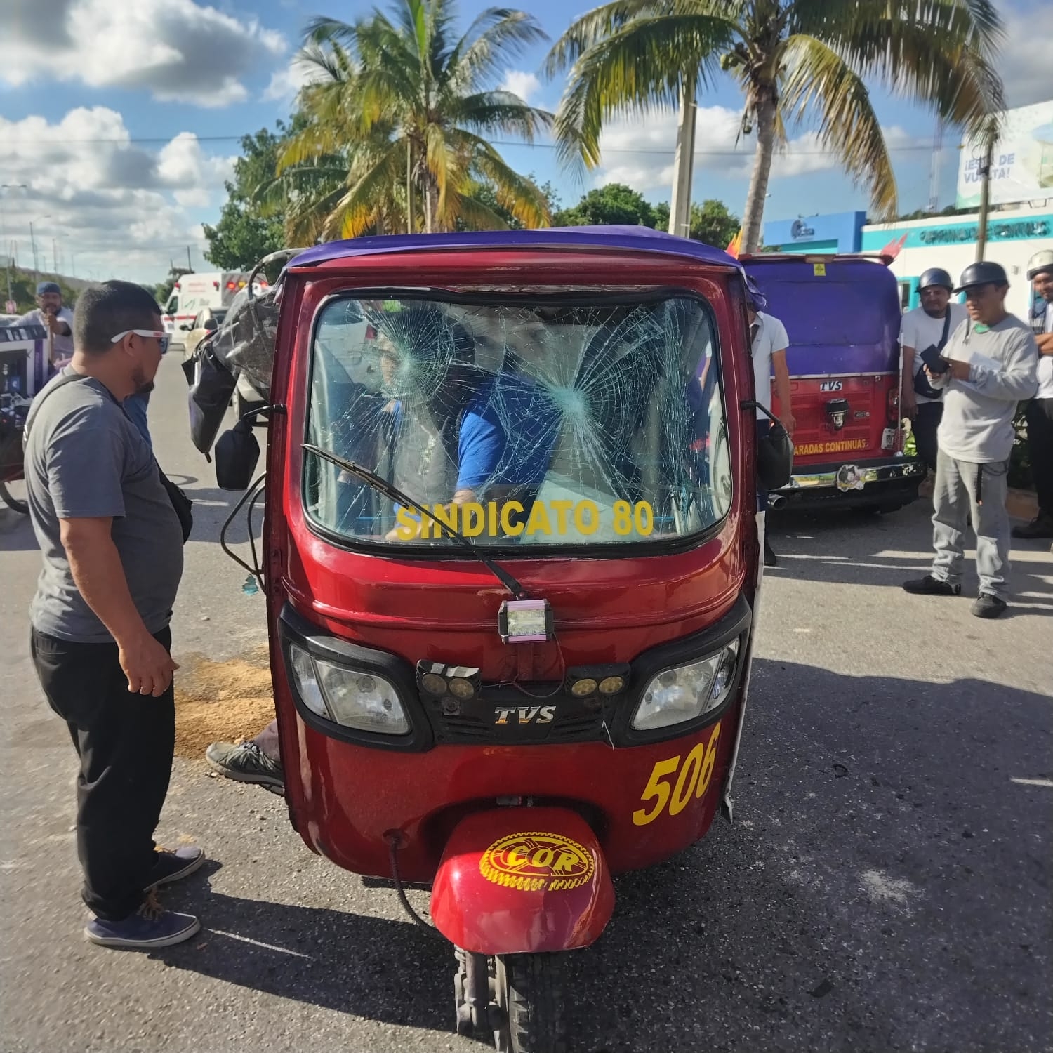 Choque en la avenida Lakin de Cancún deja tres heridos como saldo