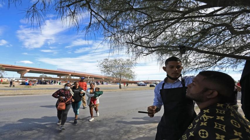 Venezolanos varados en la frontera Norte subsisten como barberos