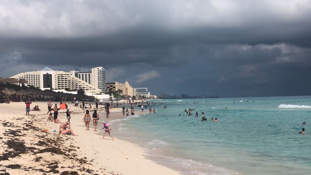 Chicos y grandes disfrutaban el agua color turquesa de Cancún