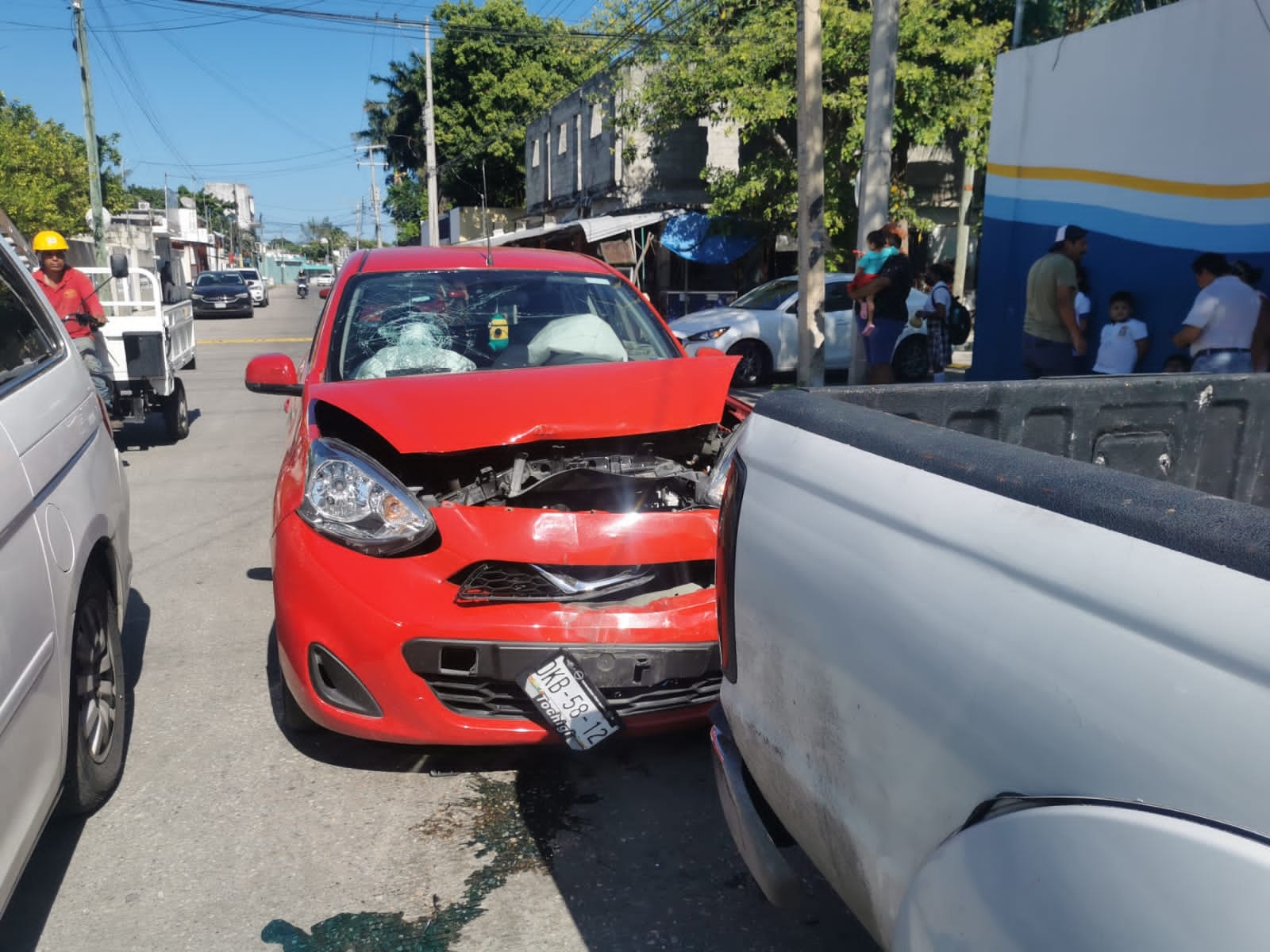 Aparatoso choque en Ciudad del Carmen deja un menor y dos adultos lesionados