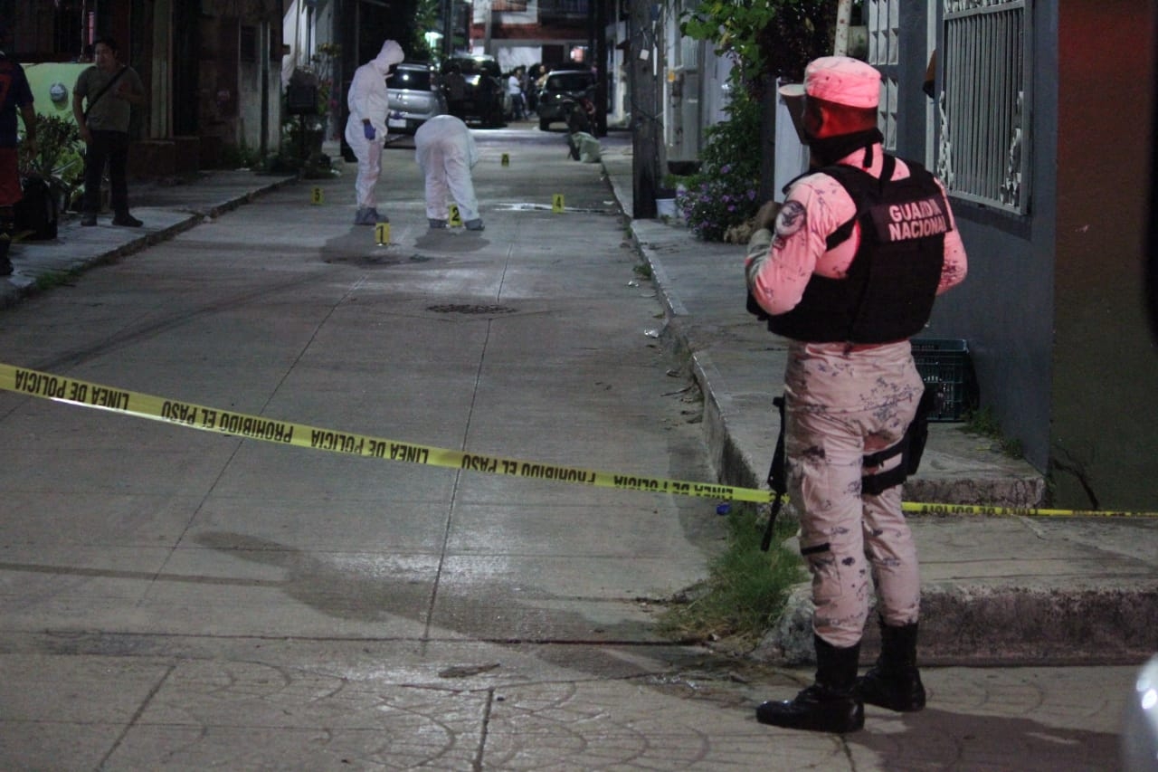 Balean a dos hombres afuera de un domicilio en Cancún