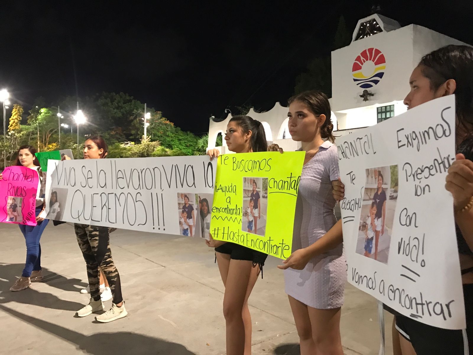 Familiares de la menor Chantal Rios se manifiestan frente al palacio municipal de Cancún: EN VIVO