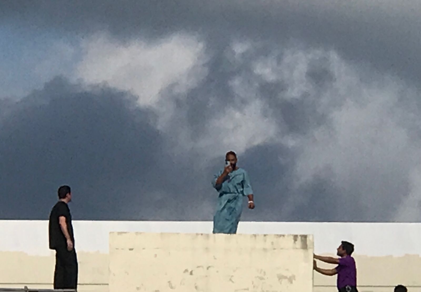 Hombre se intenta tirar desde el techo de un hospital en Cancún: VIDEO
