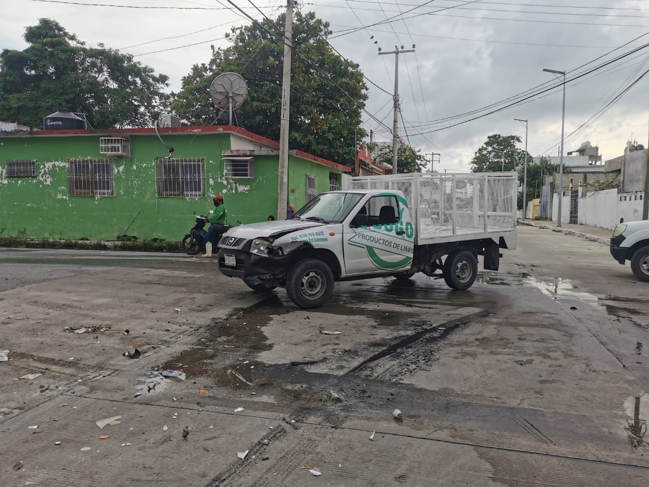 Conductor se 'vuela' el alto y choca contra una camioneta en Ciudad del Carmen