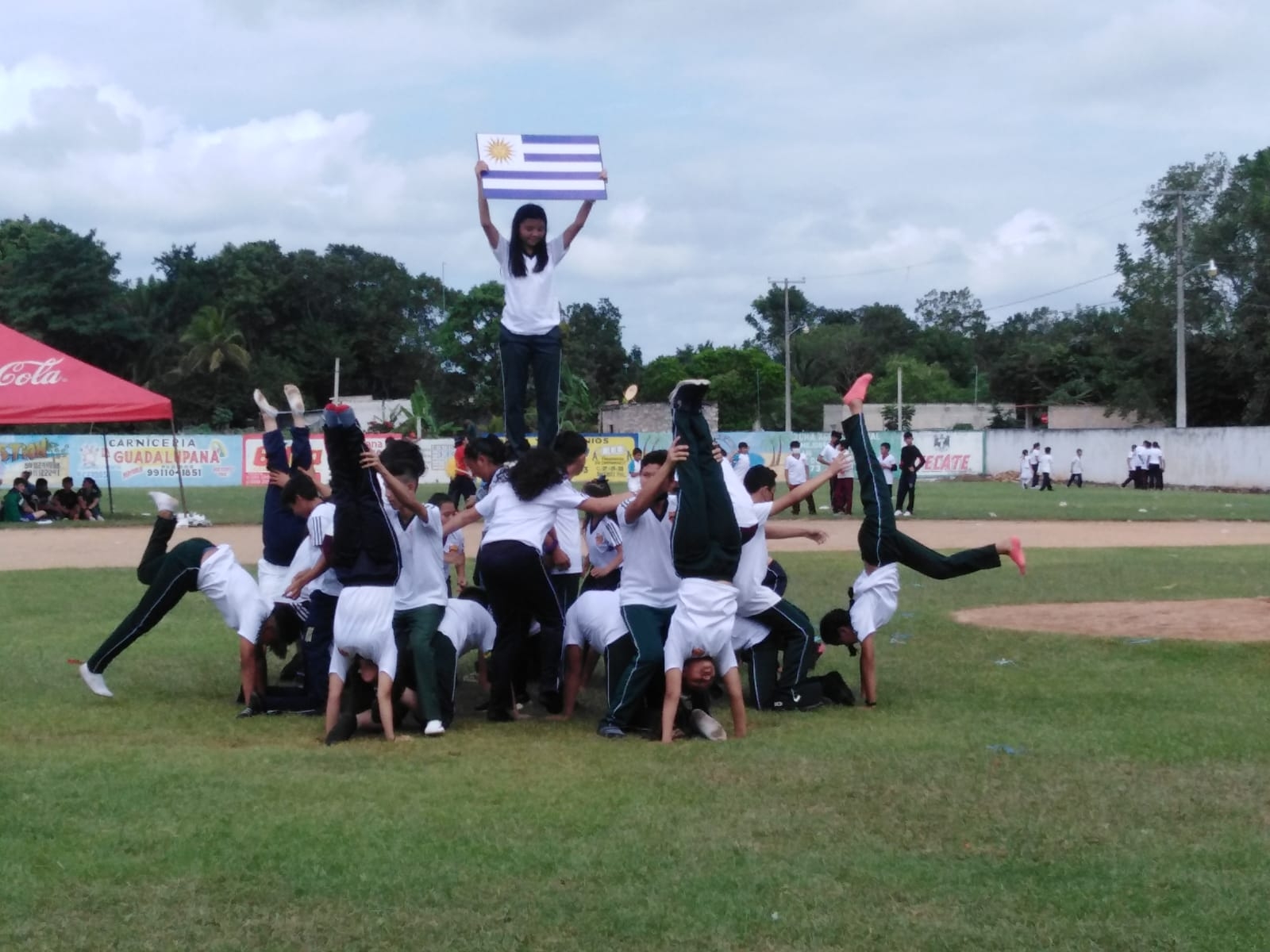 Estudiantes hicieron acrobacias como parte del desfile