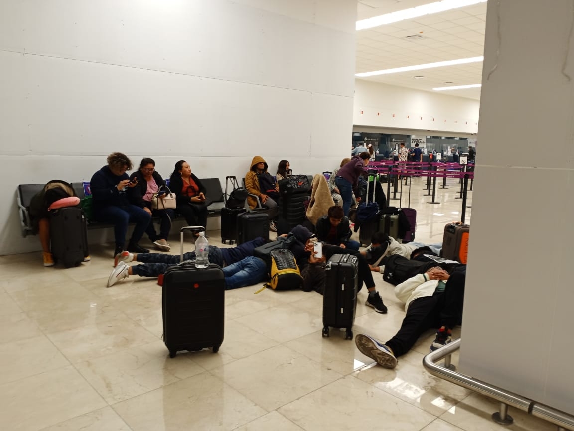 VivaAerobus deja varados a estudiantes de Valladolid en el aeropuerto de Mérida