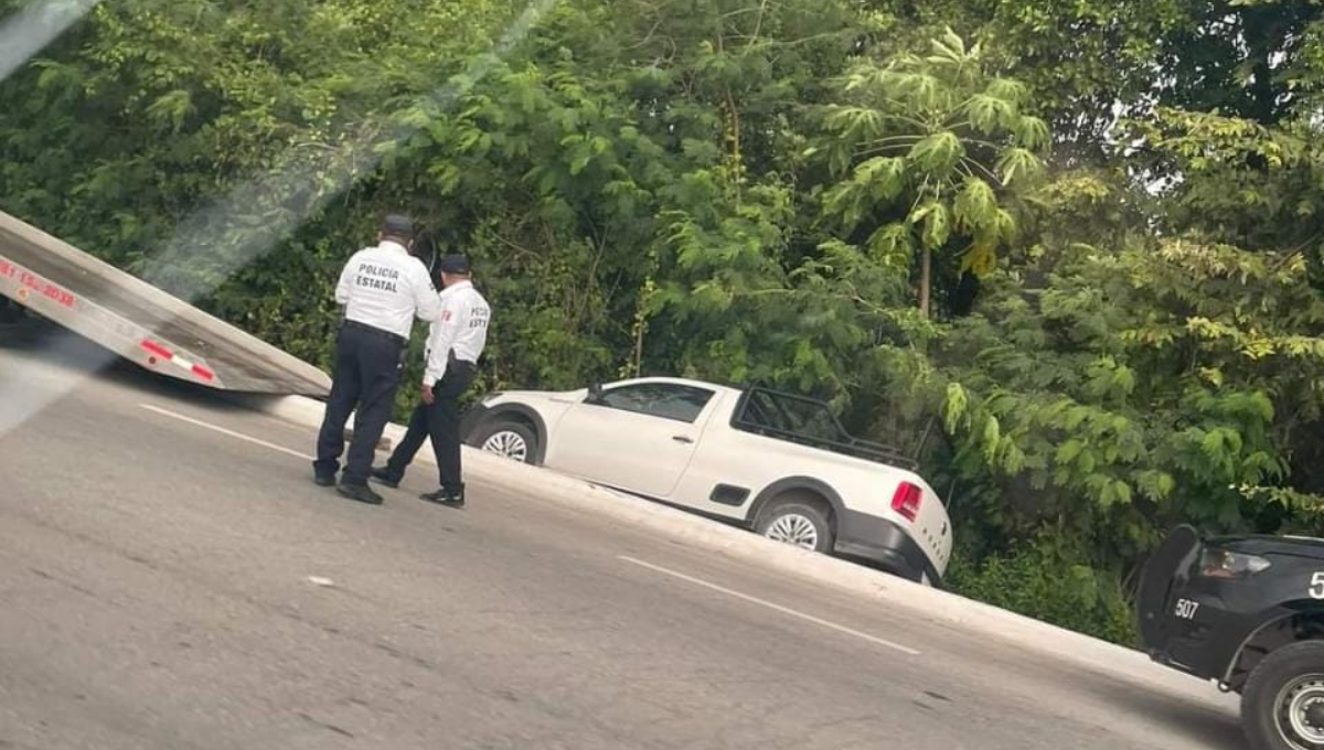 El conductor no midió su distancia y cayó dentro del manglar