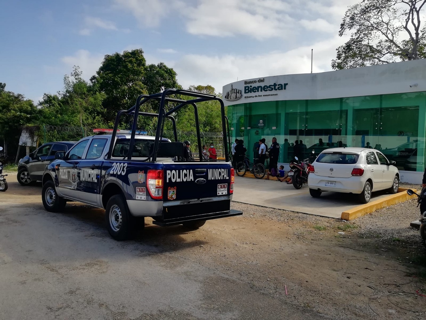 Muchos ciudadanos esperaban para retirar dinero