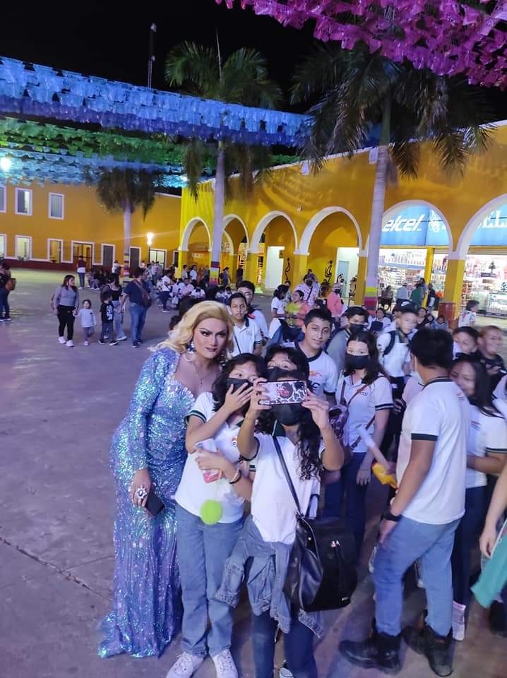 En las imágenes se puede observar al travesti portar un vestido azul y lucía una cabellera rubia