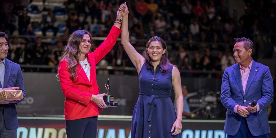 María del Rosario Espinoza recibió un reconocimiento de Ana Guevara, titular de la Conade, en el marco del Campeonato Mundial de Taekwondo Guadalajara 2022.