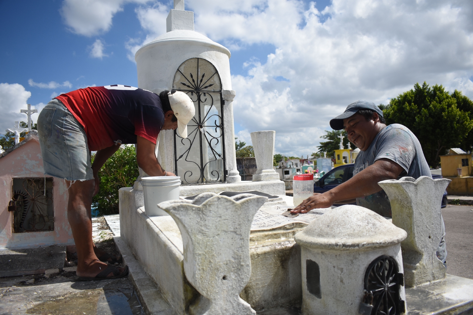 Día de Muertos: Más de 6 mil personas acudieron a los cementerios de Mérida para limpiar las tumbas