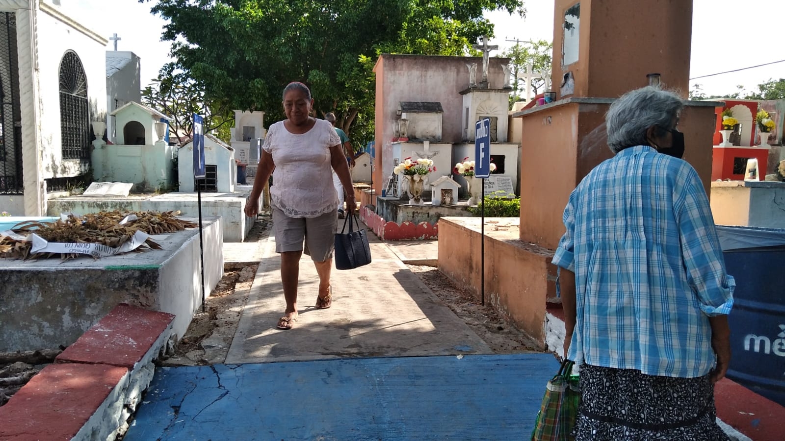 Familias aprovechan para limpiar las tumbas y convivir con sus seres queridos