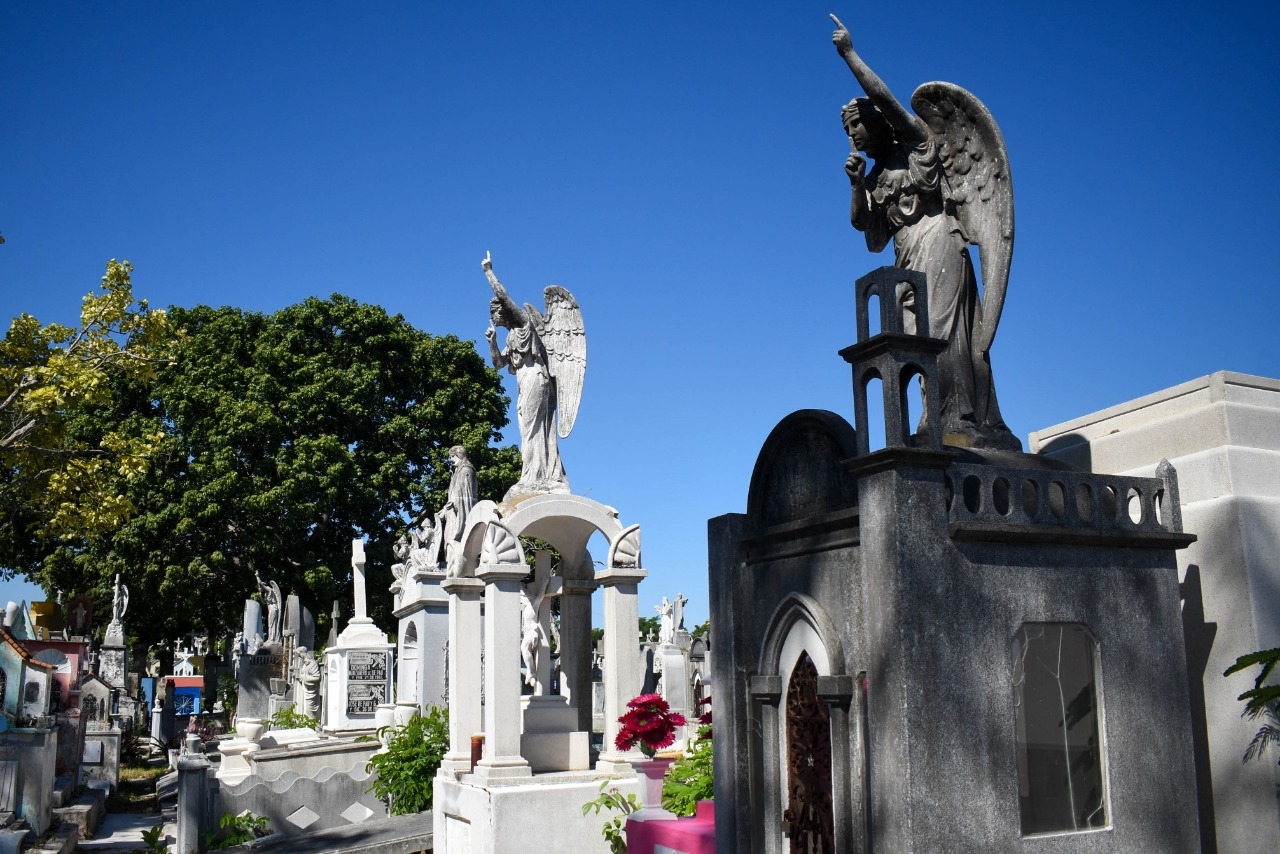 Azrael, arcángel de la muerte y guardián de las tumbas del Cementerio General de Mérida