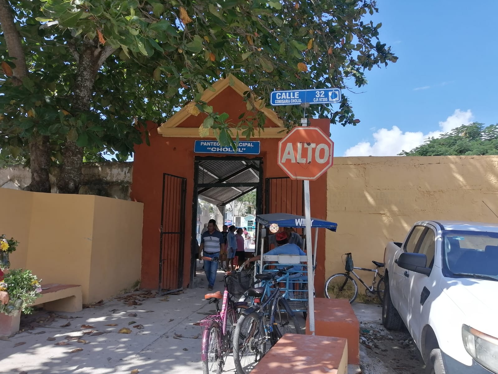 En la comisaría de Cholul familias entran y salen del cementerio