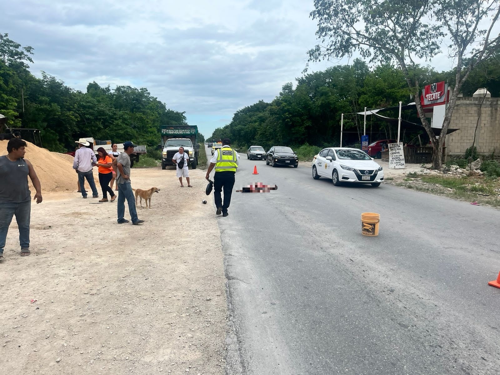 Vehículo atropella a una mujer y la deja tirada en el pavimento en Cancún