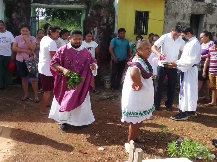 El sacerdote bendijo los nichos en el cementerio local