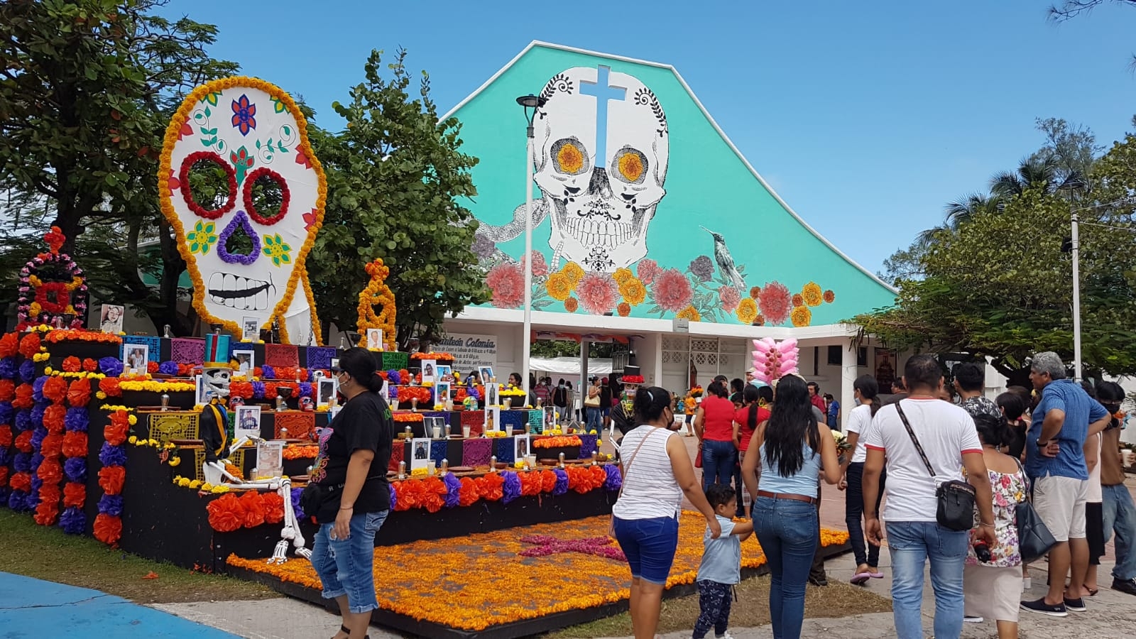 Cientos de personas visitan a sus difuntos en el cementerio de Ciudad del Carmen: VIDEO