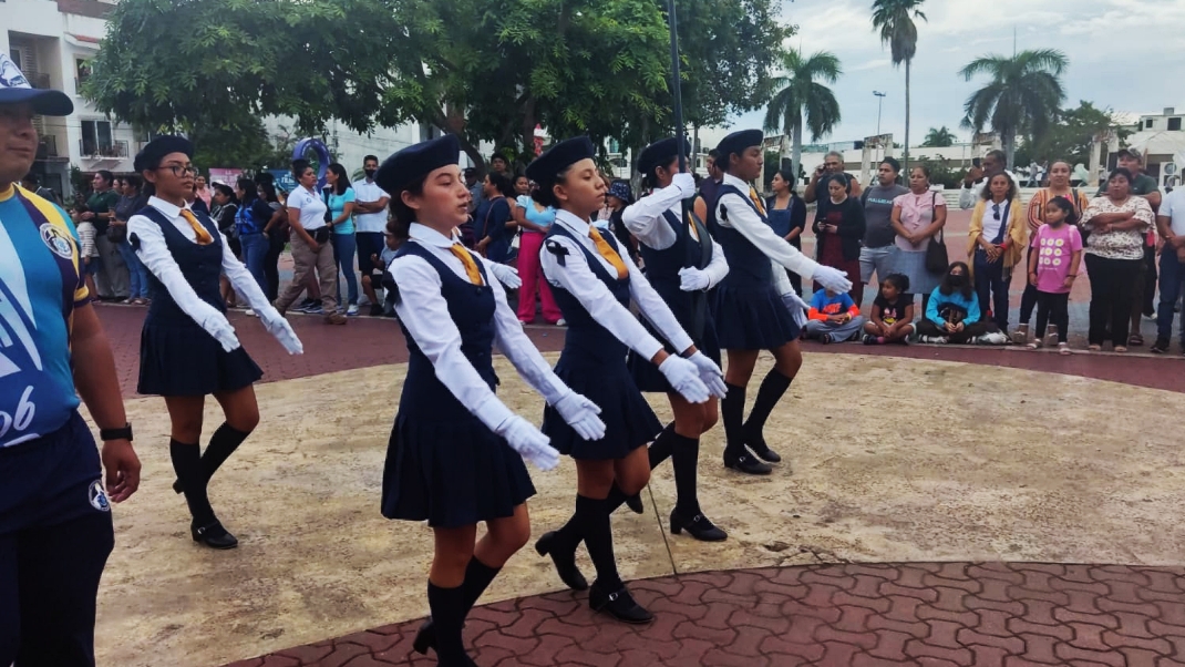 Con vistosos atuendos deportivos, alumnos de Playa del Carmen participan en el desfile cívico-deportivo