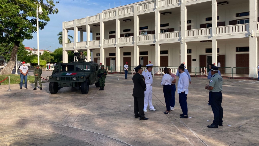 El desfile inició con los honores a la bandera en los bajos del Palacio del Gobierno