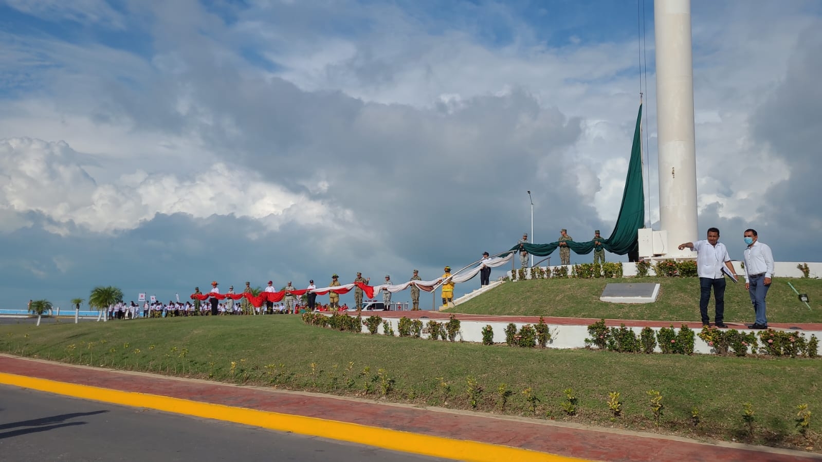 El desfile inició con el izamiento de Bandera  en el Malecón de Campeche