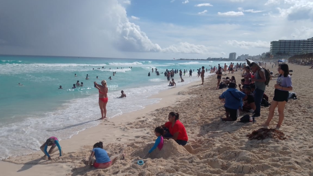 Bañistas desafían a 'Chaac' y disfrutan de Playa Delfines en Cancún: EN VIVO