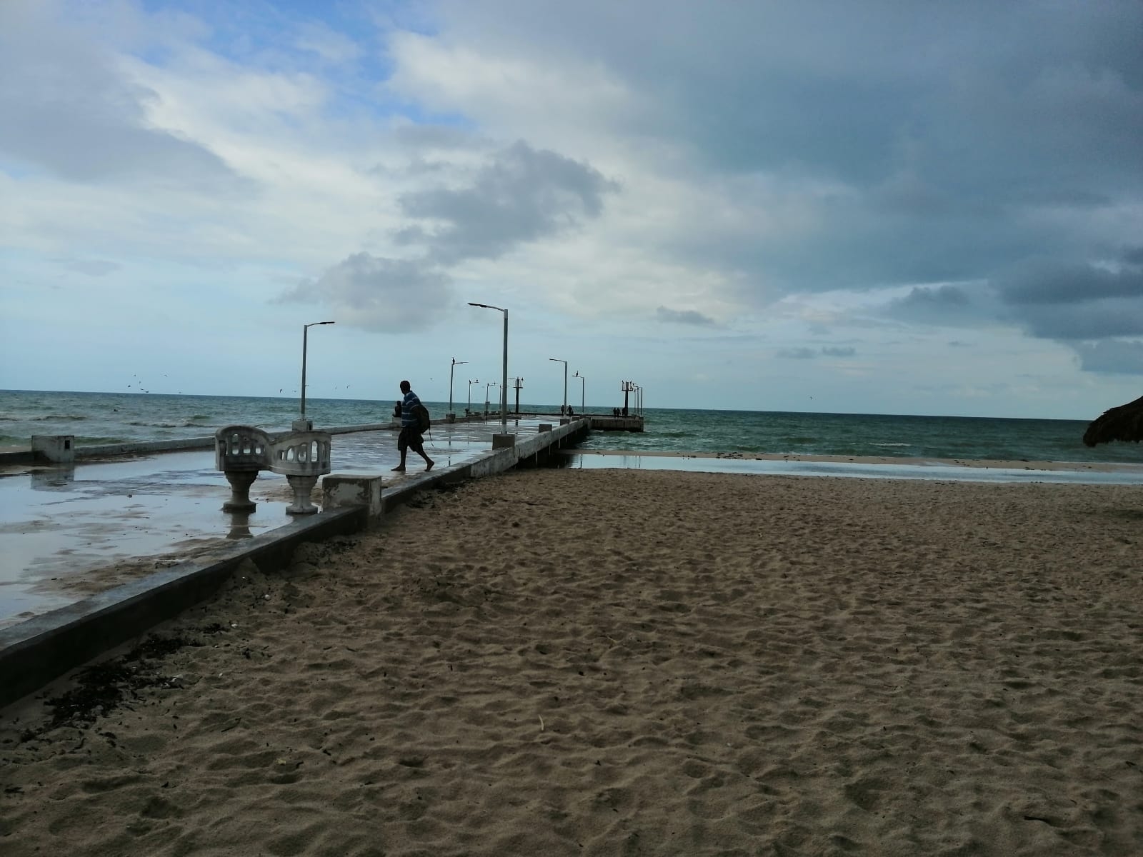 Mar se aleja 15 metros en Sisal por Frente Frío; pescadores toman precauciones: VIDEO