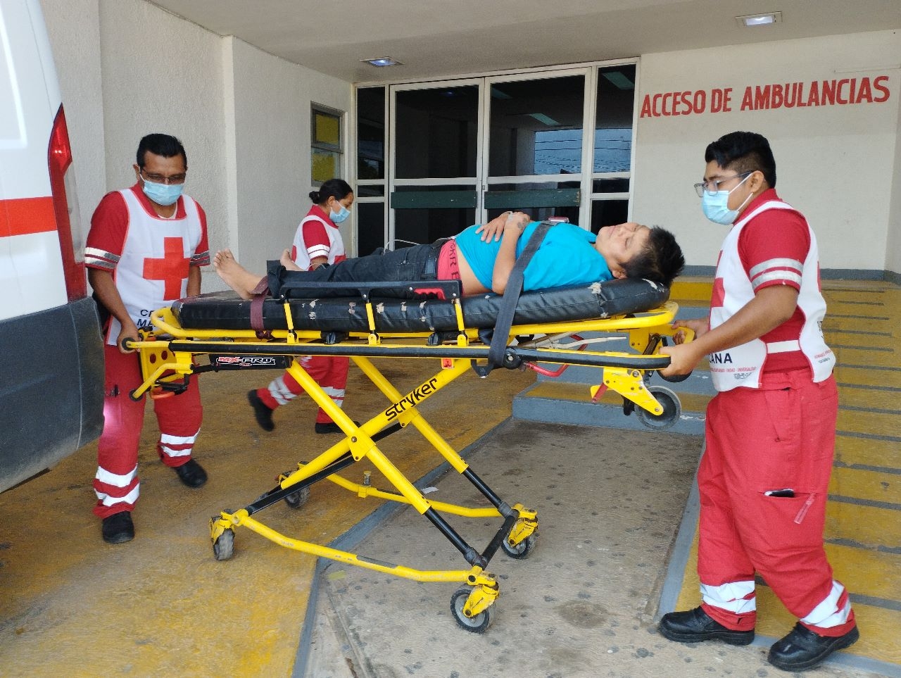 La mujer fue trasladada al hospital San Carlos por lesiones internas y ruptura del vaso