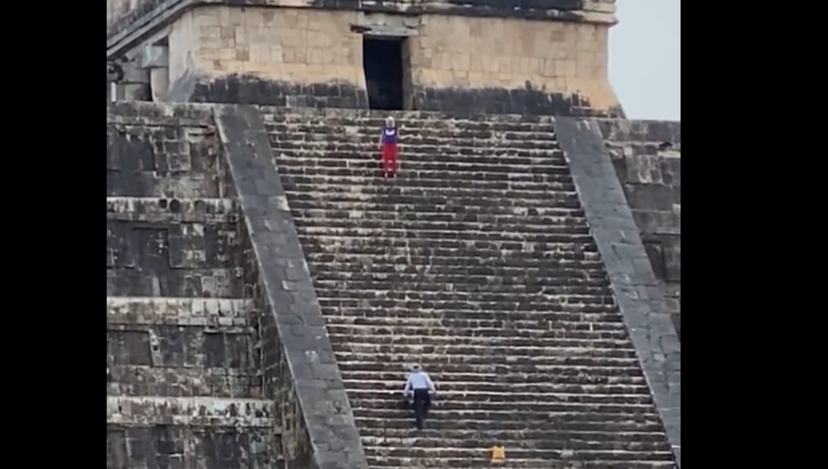 Mujer sube a la pirámide de Chichén Itzá; es abucheada y atacada por los asistentes