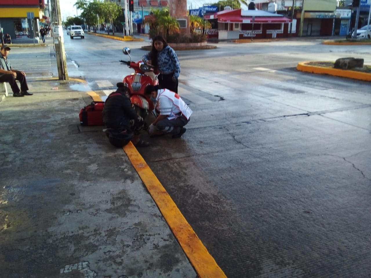 Mujer sufre accidente tras derrapar por el pavimento mojado en Playa del Carmen