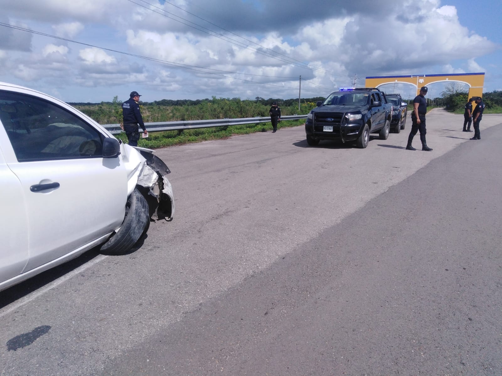 Ambos autos quedaron en medio de la entrada al municipio de Buctzotz