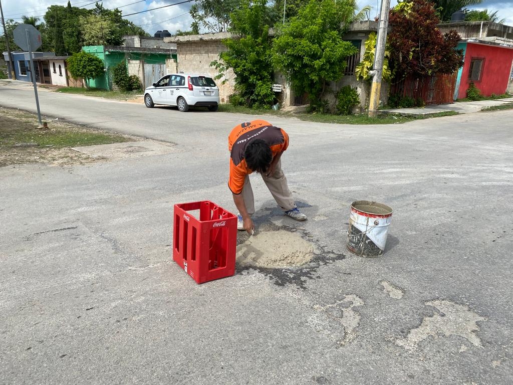 Los mismos habitantes decidieron tapar los huecos de una arteria para evitar posibles accidentes