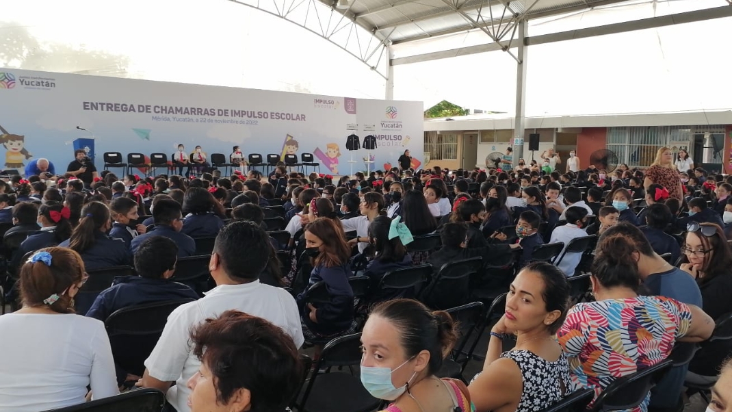 Mauricio Vila entrega chamarras del programa Impulso Escolar a alumnos de primaria en Mérida