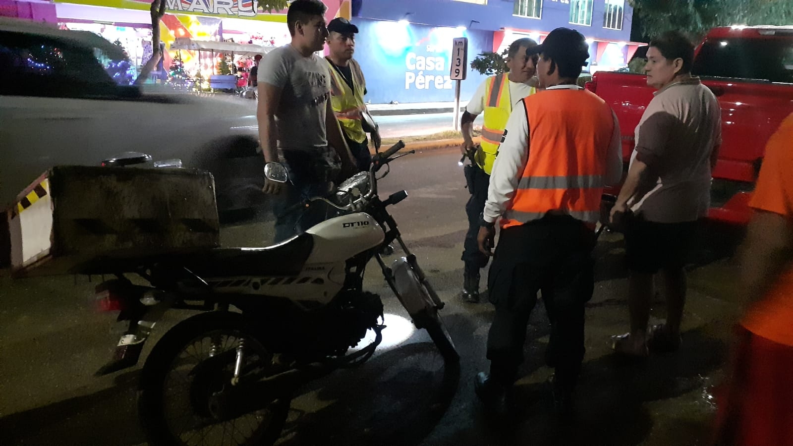 Motociclista derrapa sobre la avenida principal de José María Morelos