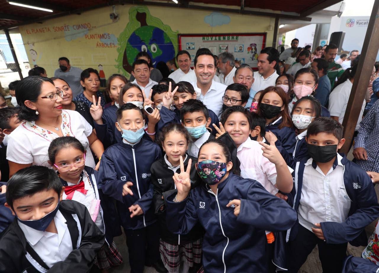 Mauricio Vila inicia distribución de más de 205 mil chamarras de Impulso Escolar en Yucatán
