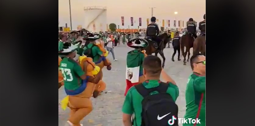 Aficionados mexicanos trollean a policías de Qatar en épico VIDEO