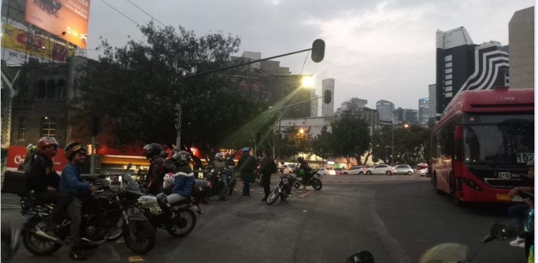 Repartidores de Uber y Didi cierran la Glorieta de Insurgentes en protesta por nuevas medidas de tránsito