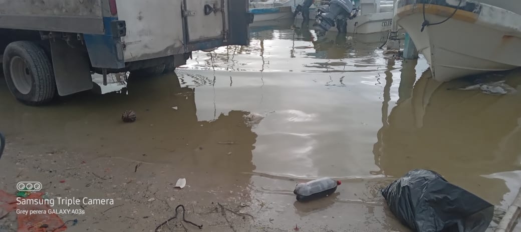 La presencia de frente frío número 10 provocó inundaciones en las calles y viviendas cercanas a la ría