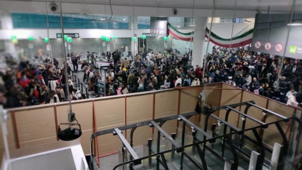 La Terminal 2 del AICM registra fallos en los sistemas de migración, lo que genera largas filas de viajeros