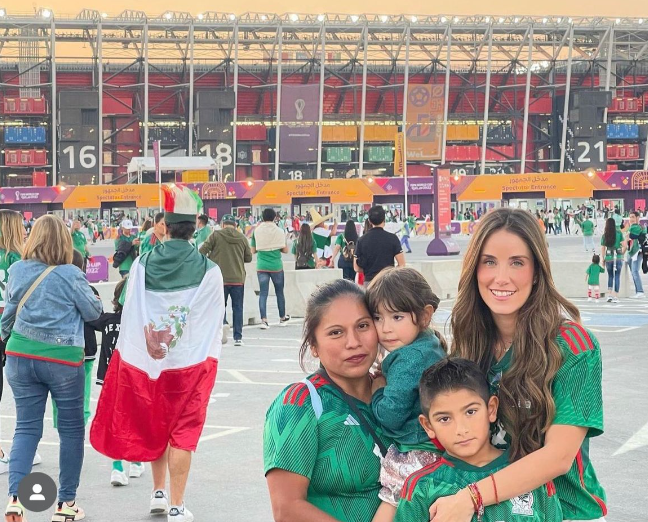 Polémica por foto de familia mexicana en Qatar con su personal de servicio