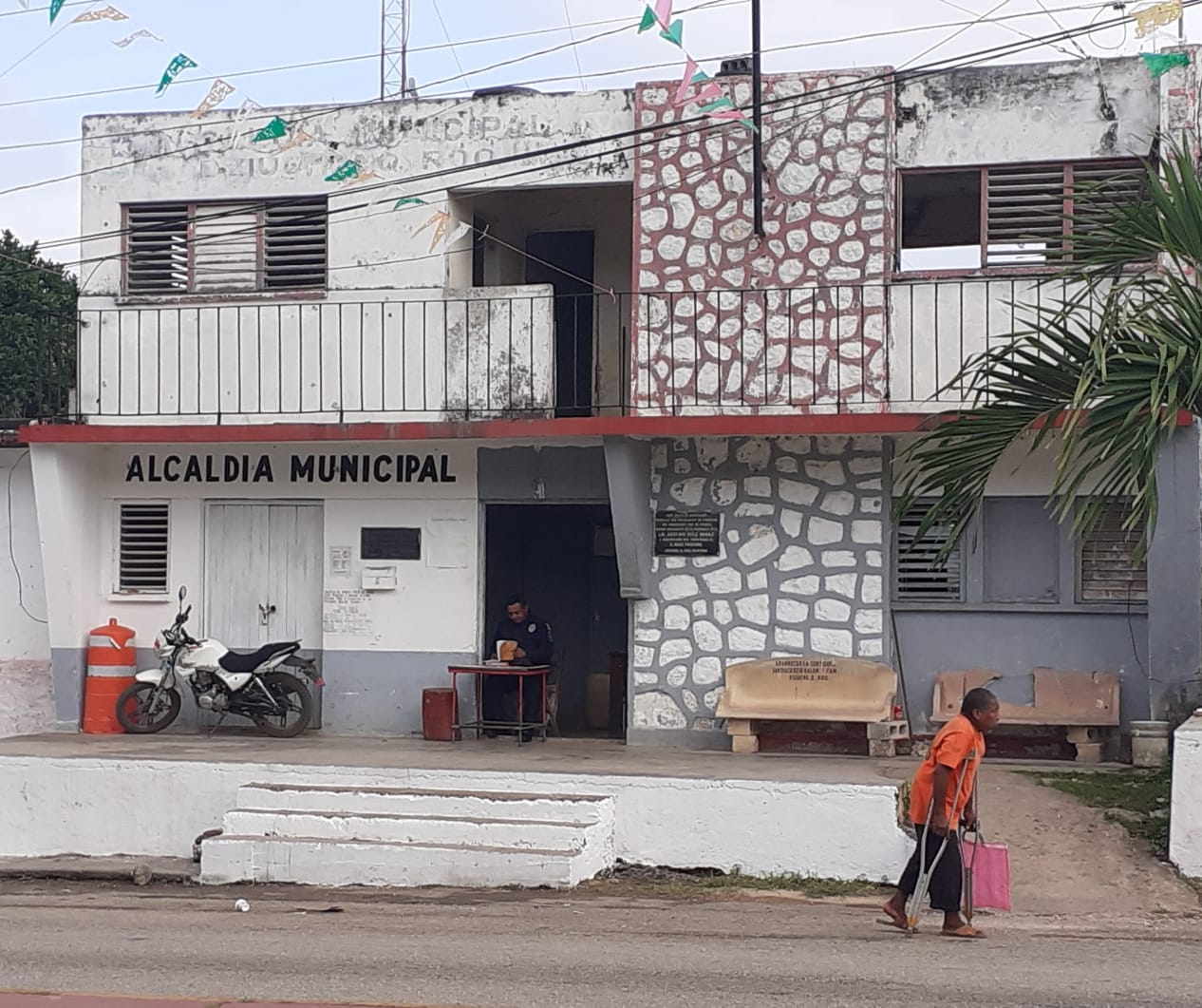 El edificio que es emblemático del poblado es la biblioteca Carlos Lugo López, según el Exalcalde de Dziuche