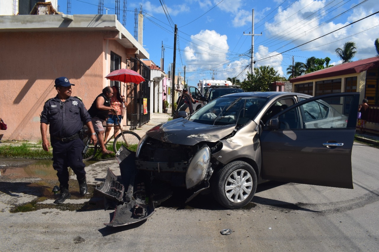 Pipa destroza el frente de un auto tras impactarlo en Progreso
