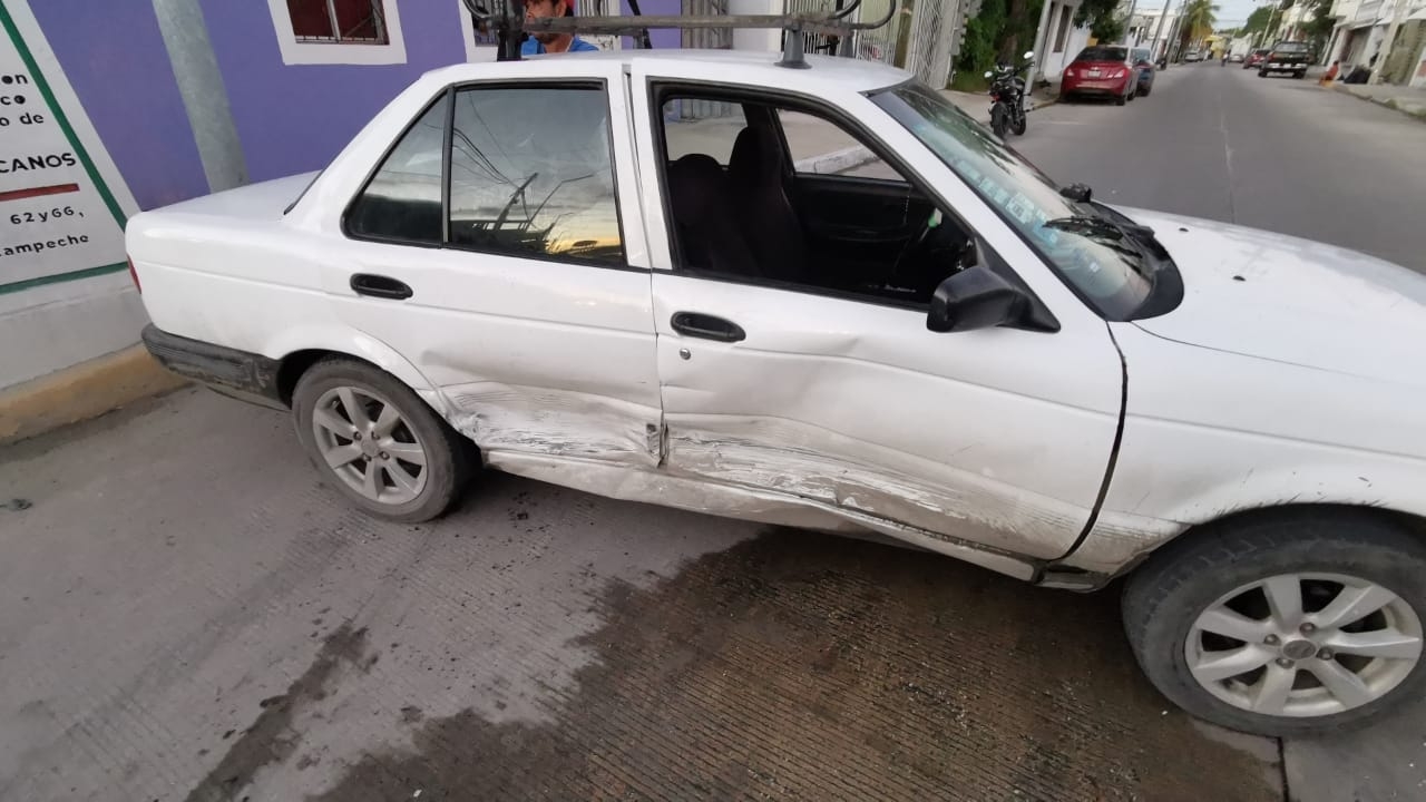 Fuerte choque provoca bloqueo de la circulación en avenida de Ciudad del Carmen