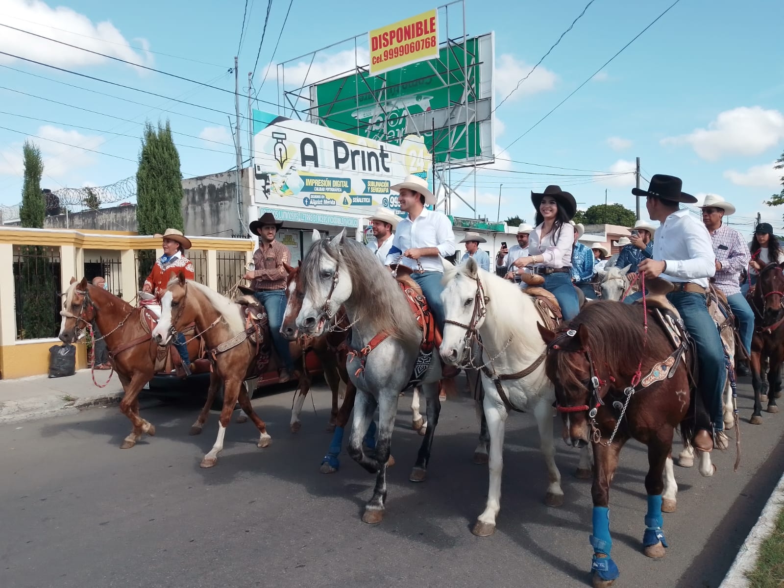 Mauricio Vila encabeza cabalgata desde el Kukulcán hacia la Feria Xmatkuil: EN VIVO