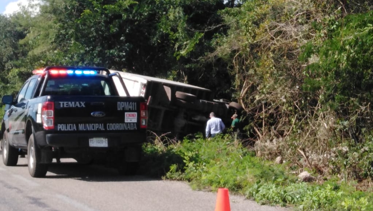 Conductor pierde el control y vuelca en la carretera Temax-Buctzotz