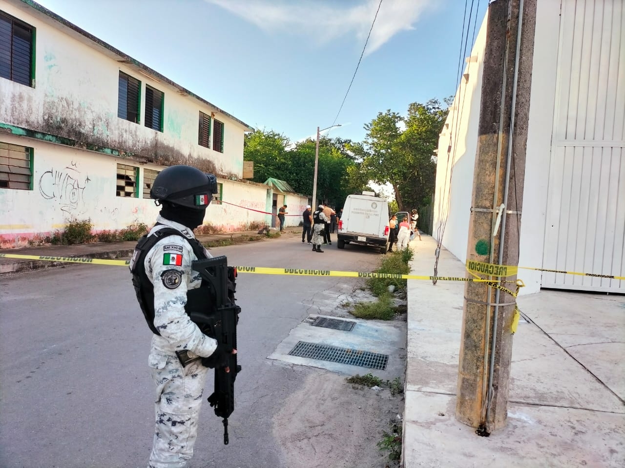 El cuerpo de un hombre fue hallado colgado de un árbol en una casa abandonada