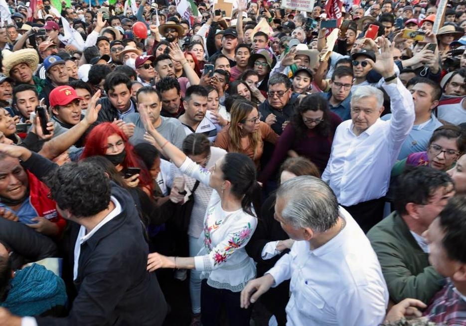 AMLO llegó al Ángel de la Independencia para la marcha