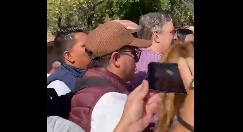 Marcelo Ebrard es agredido durante marcha de AMLO: VIDEO