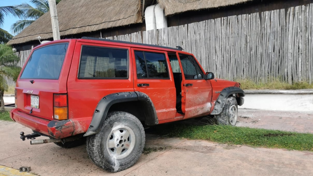 El auto quedó sobre la banqueta. Al lugar llegaron elementos de seguridad