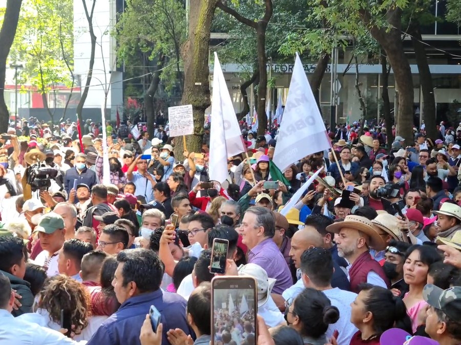 Marcelo Ebrard sufrió un escupitajo durante la marcha