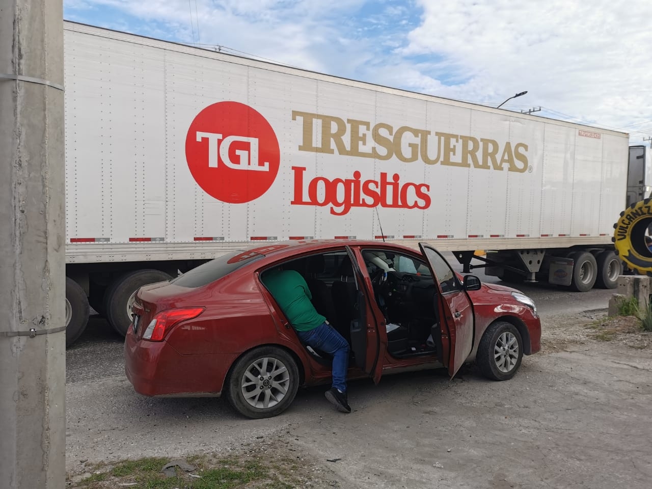 Tráiler se engancha a un vehículo y lo arrastra por varios metros en Ciudad del Carmen